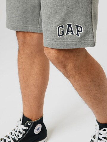 Regular Pantaloni de la GAP pe gri