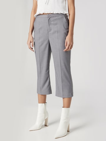 Bella x ABOUT YOU Regular Pleated Pants 'Carmen' in Grey: front