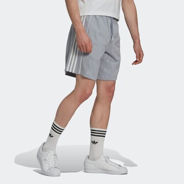 ADIDAS ORIGINALS Regular Shorts 'Rekive' in Grau