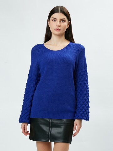 Influencer - Pullover em azul: frente