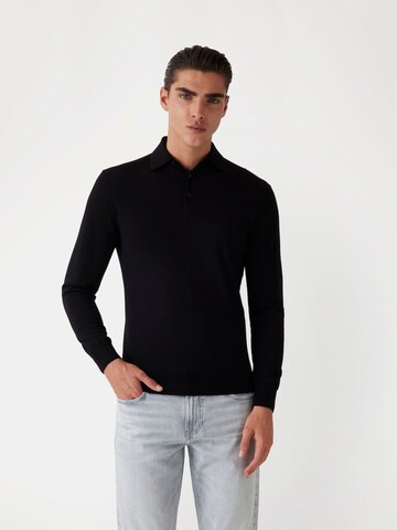 GUESS Sweater in Black: front