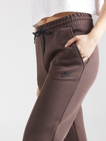 Nike Sportswear Tapered Broek in Bruin