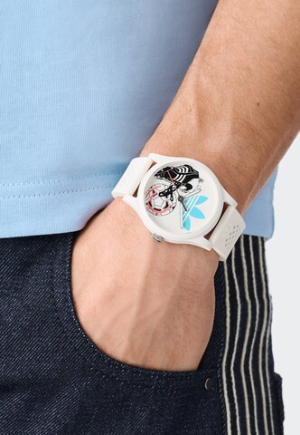 Montre à affichage analogique ADIDAS ORIGINALS en blanc : devant