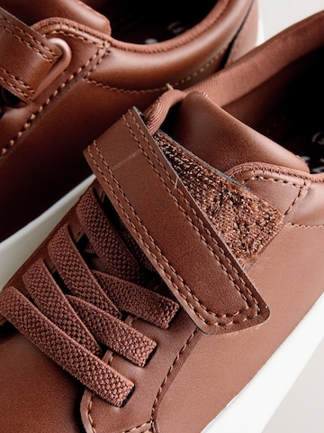 Baskets Next en marron