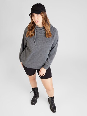 Sweat-shirt 'CARLAMILLE' ONLY Carmakoma en gris