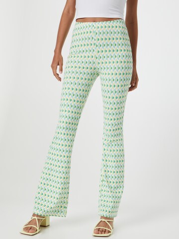 Flared Pantaloni di Cotton On in verde: frontale