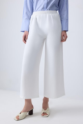 Touche Prive Wide leg Broek in Wit: voorkant