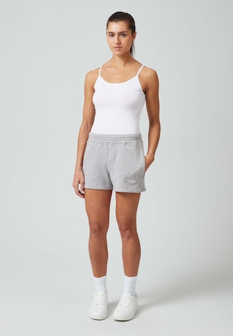 SNOCKS Regular Trousers in Grey: front