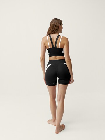 Born Living Yoga Skinny Sportshorts 'Latika' in Schwarz