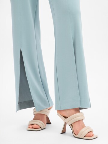 zero Flared Bundfaltenhose in Grün
