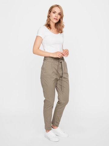 VERO MODA Tapered Παντελόνι πλισέ 'Eva' σε καφέ