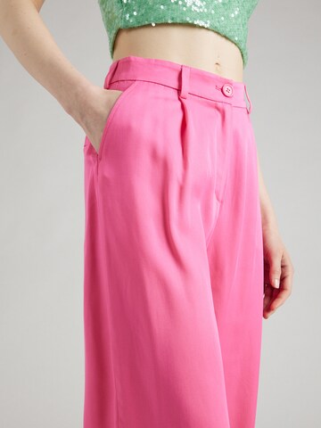 Monki - Pierna ancha Pantalón plisado en rosa