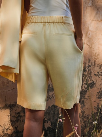 Next Regular Shorts in Gelb