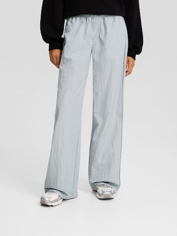 Loosefit Pantaloni di Bershka in grigio: frontale