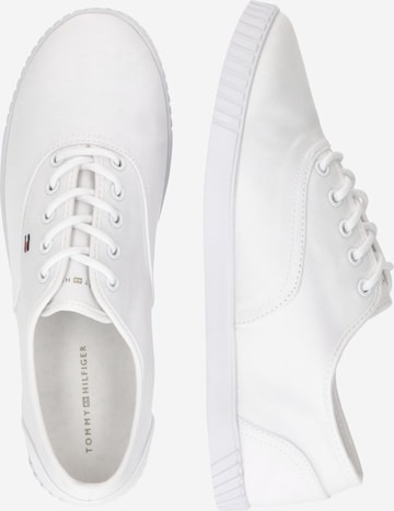 TOMMY HILFIGER Låg sneaker 'Essential' i vit