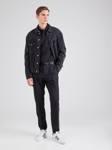 Maglietta 'QUATTRO' di GUESS in nero