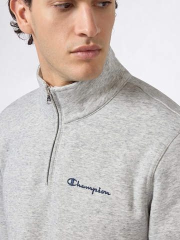 Champion Authentic Athletic Apparel Sweatshirt i grå