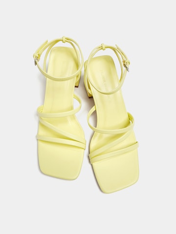 Pull&Bear Sandale in Gelb