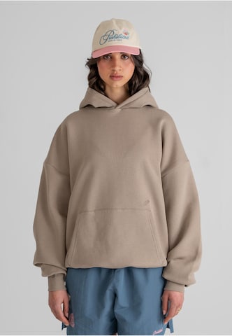 Sweat-shirt 'Hometown' Prohibited en gris