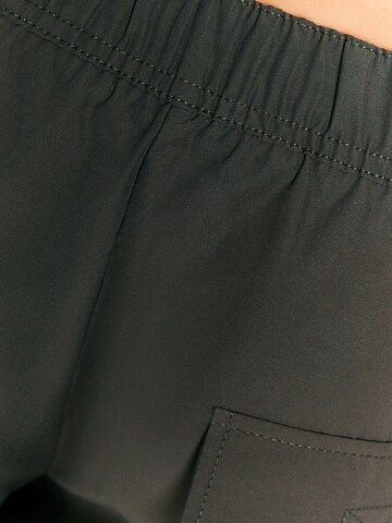 Bershka Loosefit Shorts in Schwarz