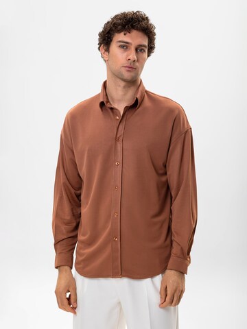 Antioch - Comfort Fit Camisa em castanho: frente