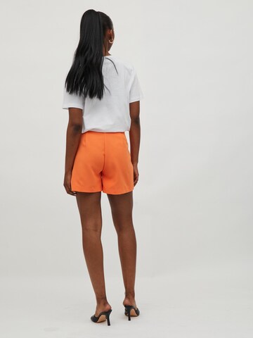 VILA Loosefit Shorts 'Kammas' in Orange