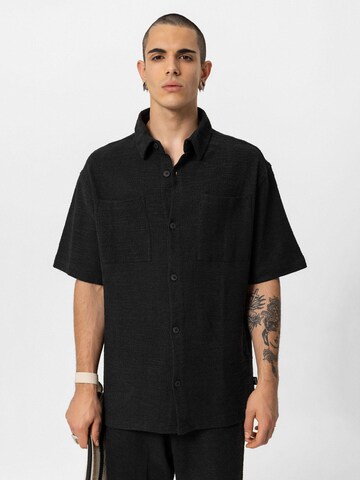 VAMOS CLO Comfort fit Button Up Shirt in Black: front