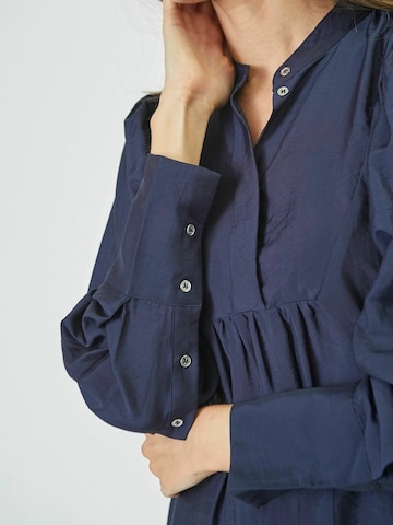 Robe 'Callum' co'couture en bleu