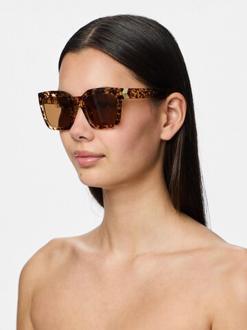 Lunettes de soleil 'PCBALLA' PIECES en marron