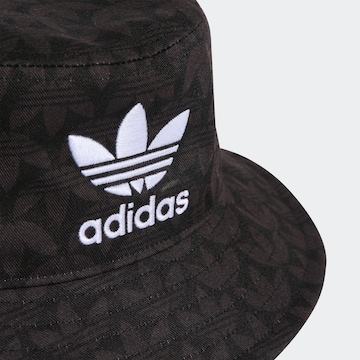 Pălărie 'Monogram Print' de la ADIDAS ORIGINALS pe negru