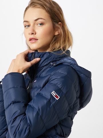 Tommy Jeans Winterjas 'Essential' in Blauw