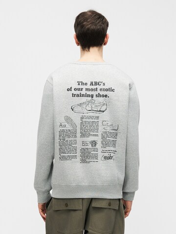 Nike Sportswear Tréning póló 'CLUB' - szürke: elől