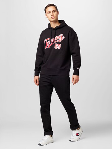 Tommy Jeans Dressipluus 'College 85', värv must