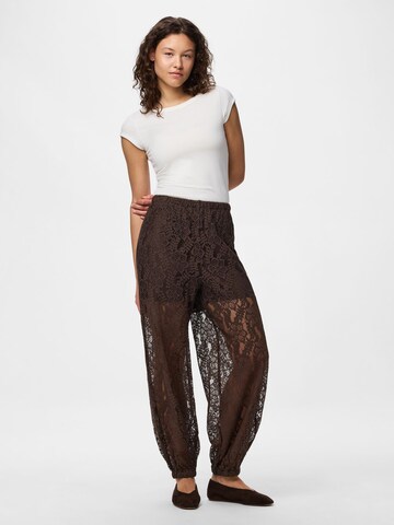Effilé Pantalon 'PCAline' PIECES en marron