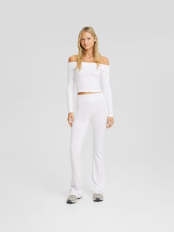 évasé Pantalon Bershka en blanc