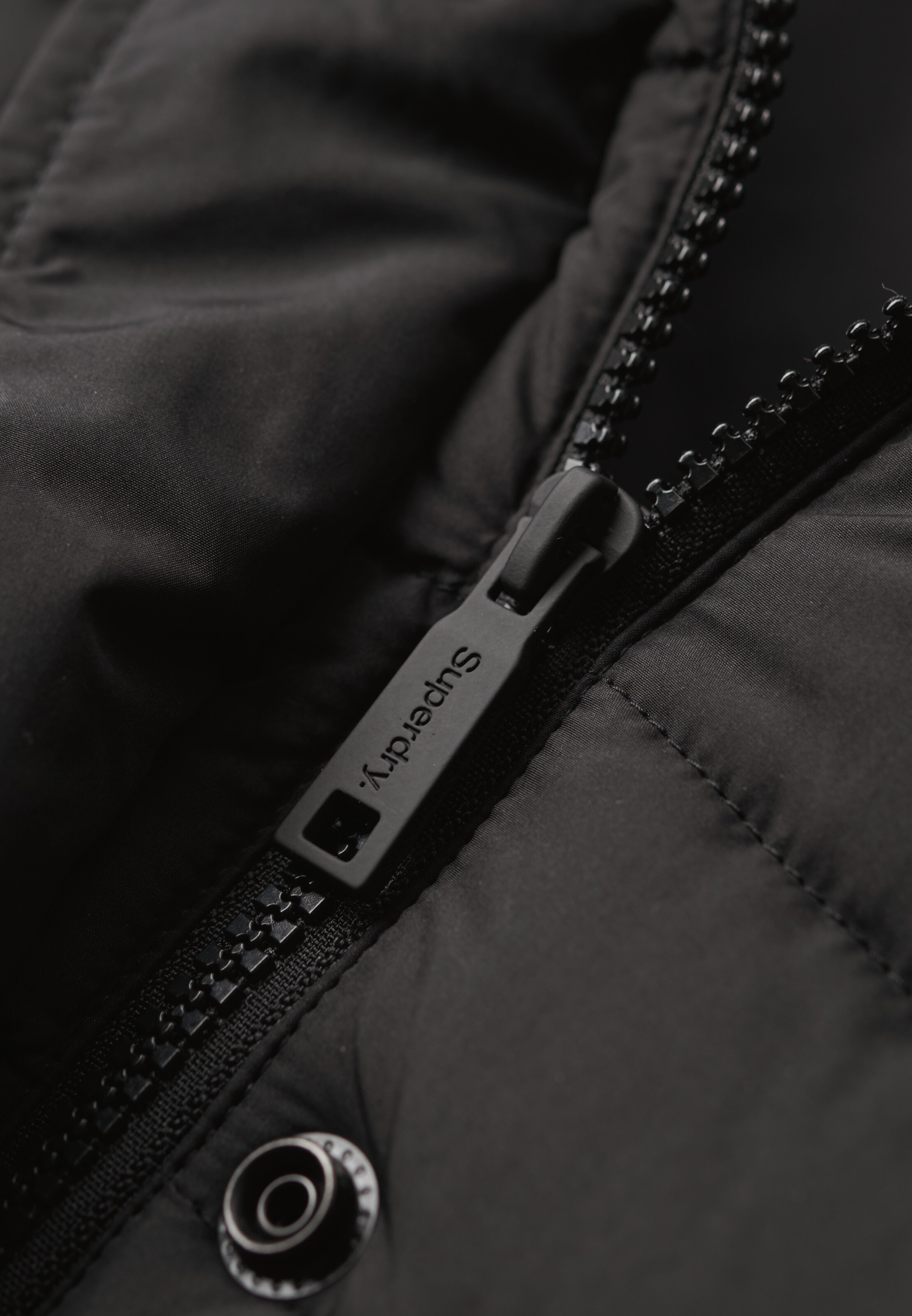 Superdry Pitkä talvitakki 'Fuji' värissä musta