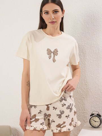 Trendyol Shorty in Beige: front