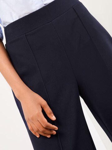 Wide leg Pantaloni con piega frontale di Lipsy in blu
