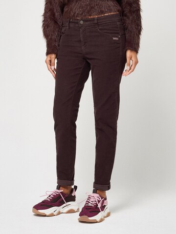 Loosefit Pantalon '94AMELIE' Gang en marron : devant
