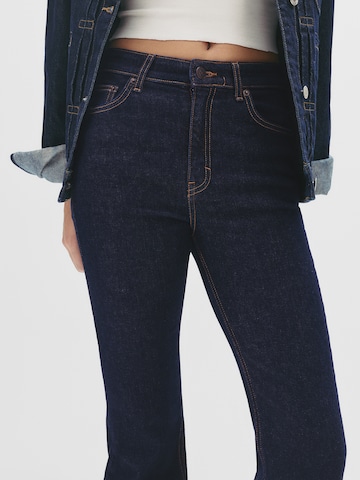 Pull&Bear Flared Jeans in Blau