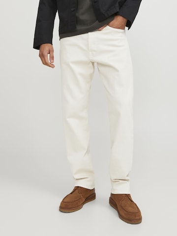 R.D.D. ROYAL DENIM DIVISION Loose fit Chino Pants in White: front