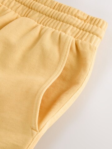 Next Regular Shorts in Gelb