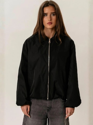 TEESHOPPEN Kurtka przejściowa ' Ines ' w kolorze czarny: przód