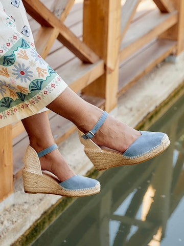 Alhamas Strap sandal 'Alpargata Cuña 7 cm' in Blue: front
