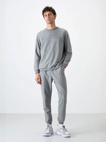 Tuta da jogging di Tommy Life in grigio: frontale
