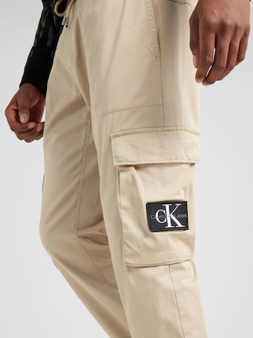 Effilé Pantalon cargo Calvin Klein Jeans en beige