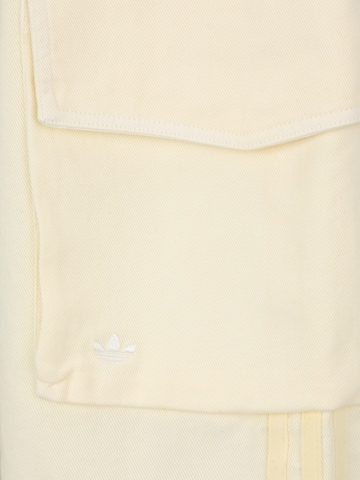 Baggy Pantalon cargo ADIDAS ORIGINALS en blanc