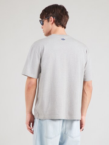 ADIDAS ORIGINALS Тениска в сиво: отзад