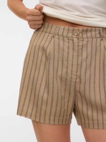 VERO MODA Loosefit Kalhoty se sklady v pase 'VMRosie' – hnědá