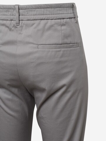 DRYKORN - regular Pantalón plisado 'CHASY' en gris